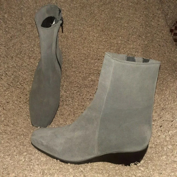 LA CANADIENNE-Dark Grey Suede-2 Inch Wedge-Side Zip-Size 7.5-NEW/AUTHENTIC